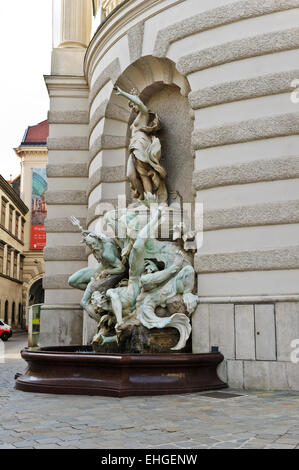 "Potenza a mare' fontana di acqua da Rudolf Weyr presso il Palazzo di Hofburg di Vienna, Austria. Foto Stock