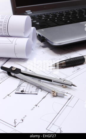 Rotoli di schemi elettrici, disegni di costruzione della casa, accessori per disegno e laptop, Foto Stock