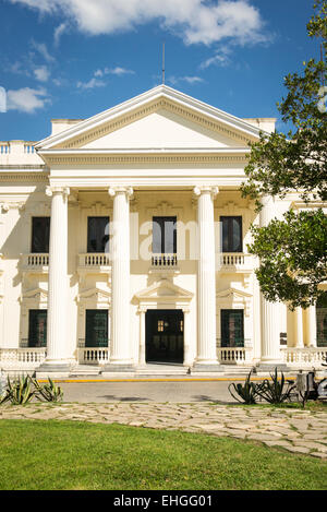 Cuba Santa Clara piazza principale Parque Leoncio Vidal Biblioteca Provinciale Biblioteca Nazionale dettaglio arcade portico colonnato Foto Stock