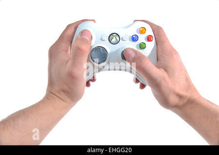 Prospettiva in prima persona di una persona che gioca con un Xbox 360 Controller di Microsoft Foto Stock