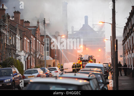 Clapham Junction, Londra, Regno Unito. 13 marzo 2015. Motori Antincendio e degli equipaggi frequentare il fuoco a Bac, Battersea Arts Centre causando gravi danni all'edificio. Credito: Matteo Chattle/Alamy Live News Foto Stock