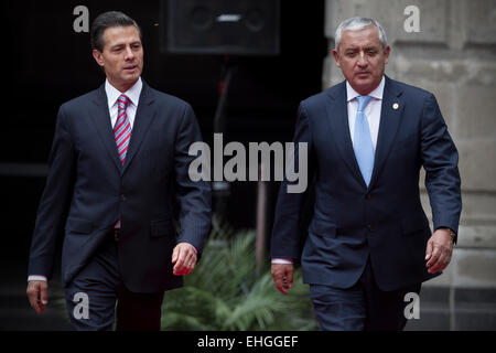 (150313) -- CITTÀ DEL MESSICO, 13 marzo 2015 (Xinhua) -- Messico della Presidente Enrique Peña Nieto (L) colloqui con il suo omologo del Guatemala Otto Perez Molina (R) durante una cerimonia di benvenuto presso il Palazzo Nazionale di Città del Messico, capitale del Messico, il 13 marzo 2015. Il Presidente guatemalteco Otto Perez Molina arrivati venerdì a Città del Messico per una visita ufficiale, dove incontrerà il presidente messicano Enrique Peña Nieto e discuteranno di tali questioni in agenda bilaterale, con particolare accento sulle questioni di frontiera infrastructure, energia ccoperation, lo sviluppo sostenibile e la facilitazione degli scambi commerciali. (Xinhua Foto Stock