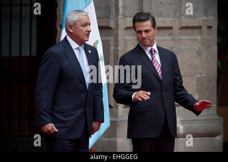 (150313) -- CITTÀ DEL MESSICO, 13 marzo 2015 (Xinhua) -- Messico della Presidente Enrique Peña Nieto (R) colloqui con il suo omologo del Guatemala Otto Perez Molina (L) durante una cerimonia di benvenuto presso il Palazzo Nazionale di Città del Messico, capitale del Messico, il 13 marzo 2015. Il Presidente guatemalteco Otto Perez Molina arrivati venerdì a Città del Messico per una visita ufficiale, dove incontrerà il presidente messicano Enrique Peña Nieto e discuteranno di tali questioni in agenda bilaterale, con particolare accento sulle questioni di frontiera infrastructure, energia ccoperation, lo sviluppo sostenibile e la facilitazione degli scambi commerciali. (Xinhua Foto Stock