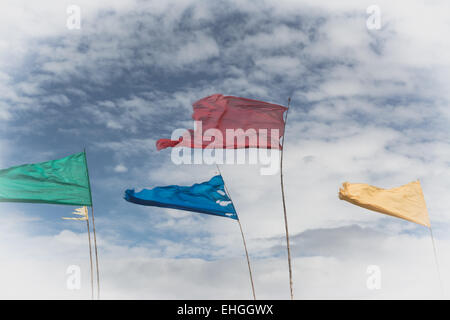 Rosso, verde, blu e bandiere gialle e cielo. Foto Stock