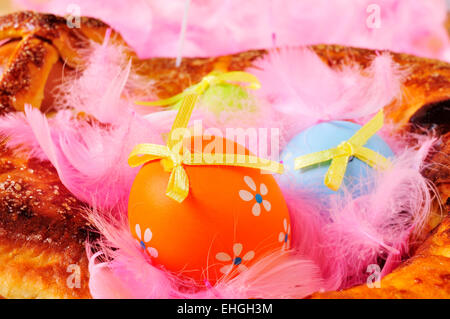 Primo piano di un tradizionale mona de Pascua tipico in Spagna, una torta con uova sode mangiato il lunedì di Pasqua, con alcune decorate eg Foto Stock