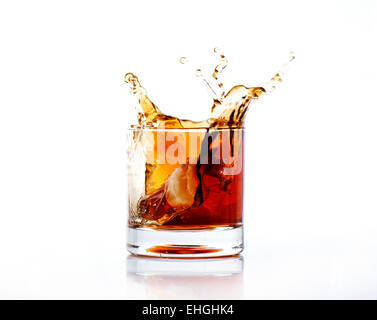 Splash di cola in vetro isolato su sfondo bianco Foto Stock