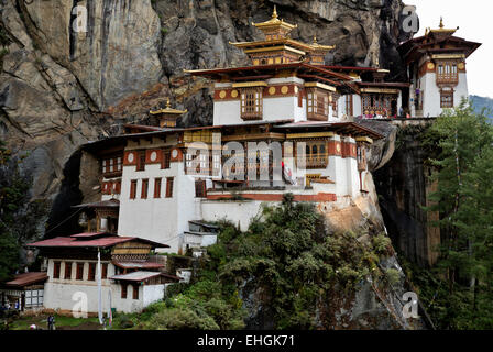 Il Bhutan - Taktshang Goemba, (Tiger's Nest monastero), arroccato sul fianco di una scogliera alta sopra la Paro River Valley. Foto Stock