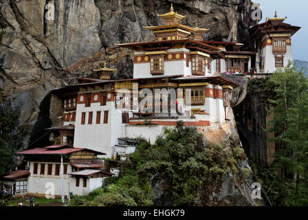 Il Bhutan - Taktshang Goemba, (Tiger's Nest monastero), arroccato sul fianco di una scogliera alta sopra la Paro River Valley. Foto Stock