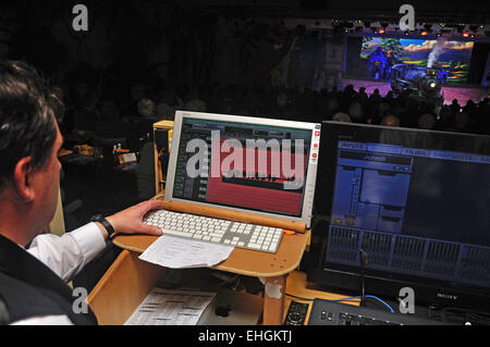 Un tecnico del suono aggiunge all'azione durante una fase di live performance Foto Stock