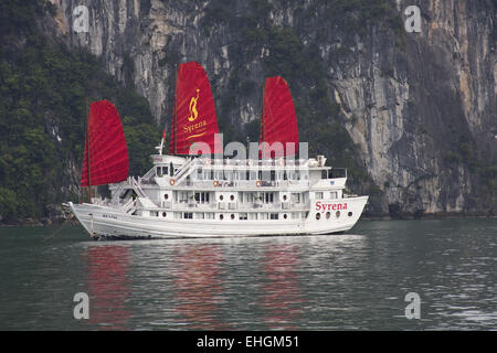 Traditionbal immondizia barca nella baia di Halong Vietnam Foto Stock