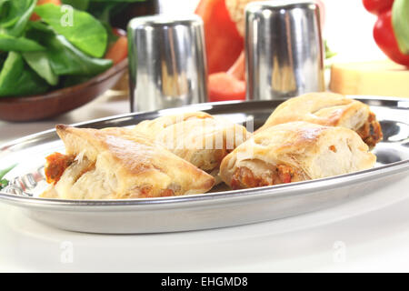 Pasta sfoglia con peperone e ripieno di formaggio Foto Stock