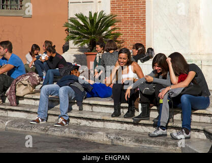 Gli studenti sui passi accanto alla Scuola Normale Superiore di Pisa università nel Palazzo della Carovana, Piazza dei Cavalieri, Pisa, Italia Foto Stock