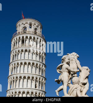 Torre di Pisa e cherubino statua in Piazza dei Miracoli a Pisa,Toscana, Italia Foto Stock