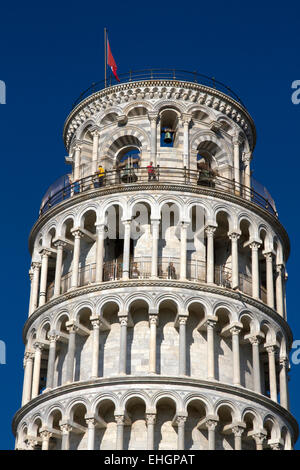 I visitatori su livelli superiori della Torre di Pisa, da Piazza dei Miracoli, Pisa,Toscana, Italia Foto Stock