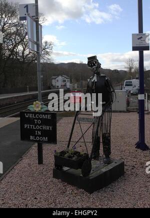 Benvenuto a Pitlochry in segno di bloom stazione ferroviaria scozia marzo 2015 Foto Stock