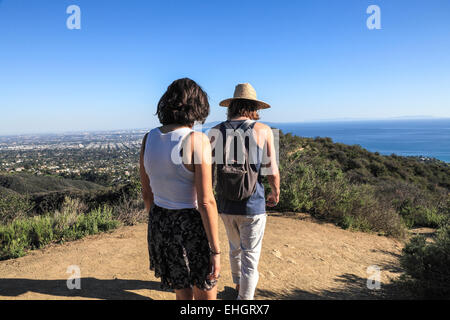 Gli escursionisti sulla Temescal Ridge Trail, con la Baia di Santa Monica a distanza Foto Stock