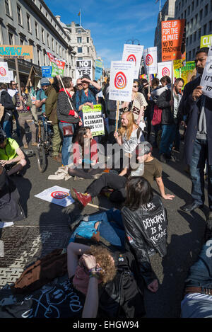 La campagna contro i cambiamenti climatici dimostrazione, sit-in su The Strand, Londra, 7 marzo 2015, Regno Unito Foto Stock