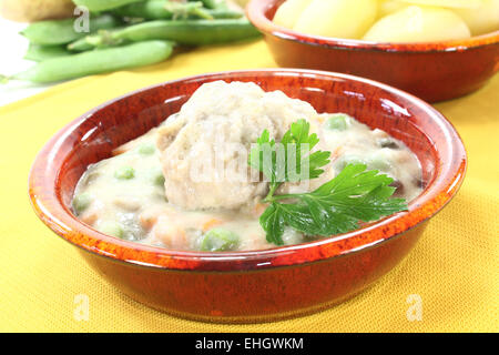 Cuocere le polpette di carne in salsa bianca Foto Stock