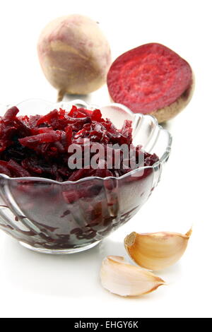 Insalata di barbabietole con aglio in vetro insalatiera. Foto Stock