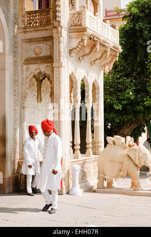 Le protezioni vestiti in divise bianche a Jaipur City Palace e il museo. Foto Stock