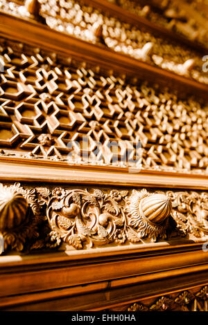 Dettagli ornati su un cancello al City Palace e il Museo di Jaipur. Foto Stock