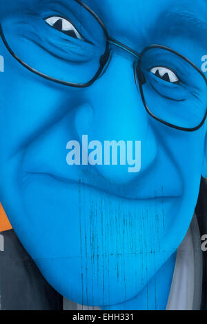 Un trattamento viso blu caricatura di bespectacled uomo sorridente, Blackpool, Lancashire, Regno Unito Foto Stock