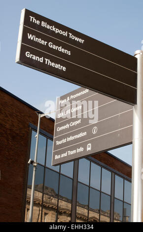 Fingerpost o segnalazione waymarker il modo a Blackpool Tower Foto Stock