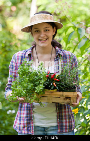 Giovane donna in un giardino Foto Stock