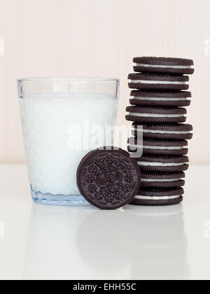 Una pila di Oreo cookie e un bicchiere di latte. Foto Stock