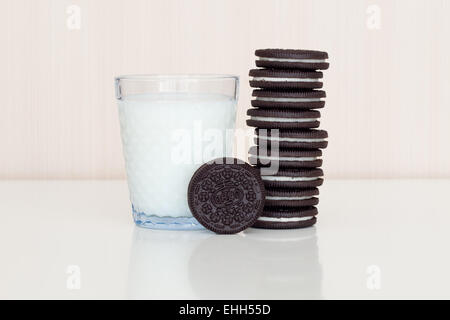 Una pila di Oreo cookie e un bicchiere di latte. Foto Stock