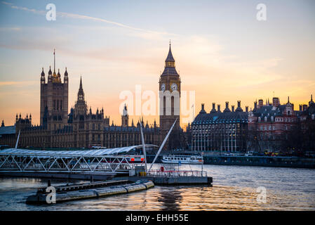 Il Big Ben e le case del Parlamento al crepuscolo, London, England, Regno Unito Foto Stock