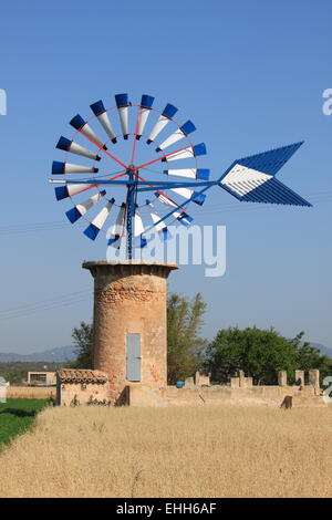 Tipico mulino a vento a Mallorca Foto Stock