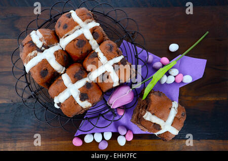 Pasqua a caldo al cioccolato ciambelle a croce in legno scuro tavolo. Foto Stock