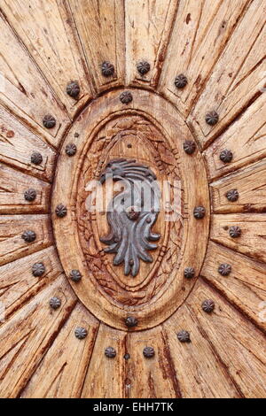 Porta in legno con emblema Foto Stock