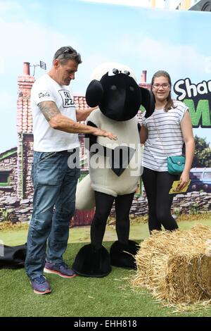 Sydney, Australia. Il 14 marzo 2015. Celebrità camminato il 'tappeto verde' a Hoyts quartiere di intrattenimento, piegate Street, Moore Park per la premiere australiana di Shaun la pecora. Nella foto è Johnny Boxer (Fat Pizza). Credito: Richard Milnes/Alamy Live News Foto Stock