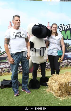 Sydney, Australia. Il 14 marzo 2015. Celebrità camminato il 'tappeto verde' a Hoyts quartiere di intrattenimento, piegate Street, Moore Park per la premiere australiana di Shaun la pecora. Nella foto è Johnny Boxer (Fat Pizza). Credito: Richard Milnes/Alamy Live News Foto Stock