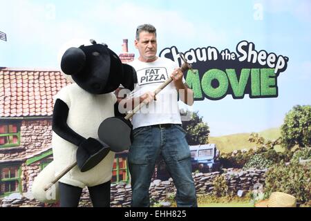 Sydney, Australia. Il 14 marzo 2015. Celebrità camminato il 'tappeto verde' a Hoyts quartiere di intrattenimento, piegate Street, Moore Park per la premiere australiana di Shaun la pecora. Nella foto è Johnny Boxer (Fat Pizza). Credito: Richard Milnes/Alamy Live News Foto Stock