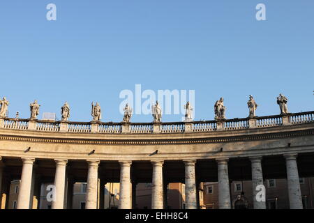 Le statue nella Basilica di San Pietro Foto Stock