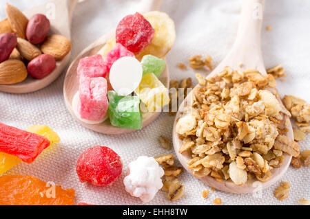 Muesli con frutta e noci in un cucchiaio di legno per lo sfondo Foto Stock