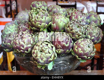 Composizione di carciofi freschi Foto Stock
