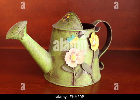 Metallo decorato annaffiatoio Foto Stock