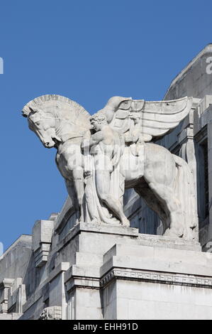 Statua equestre nella stazione centrale di Milano Foto Stock