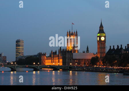 Londra lo skyline di notte Foto Stock