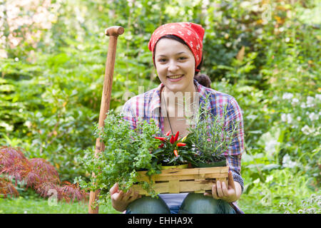 Giovane donna in un giardino Foto Stock