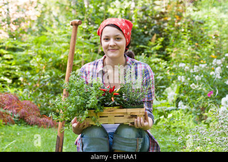 Giovane donna in un giardino Foto Stock