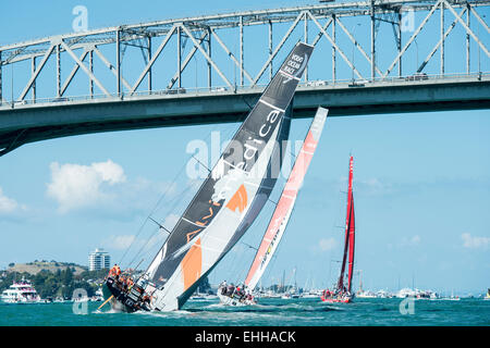 Auckland, Nuova Zelanda. Xiv Mar, 2015. Volvo Ocean Race, NZ Herald porta in gara, Auckland. passando sotto il Ponte del Porto. 14/3/2015 Credit: Chris Cameron/Alamy Live News Foto Stock