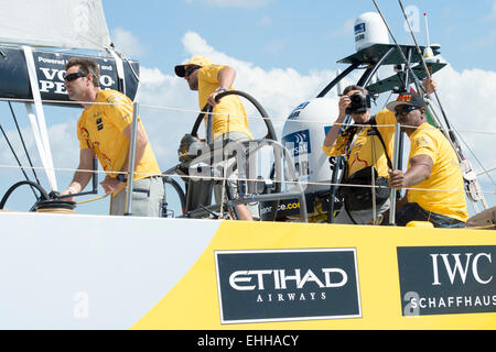 Volvo Ocean Race, NZ Herald nella gara di porto di Auckland. Abu Dhabi Racing con Jonah Lomu come ospite. 14/3/2015 Foto Stock