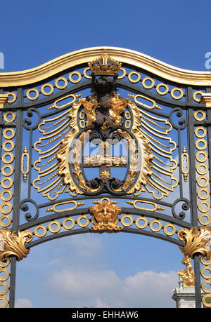 Emblema in Buckingham Palace Foto Stock