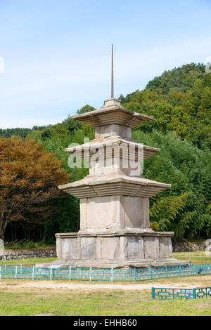 Ci sono due a tre piani pagode di pietra presso il sito Gameunsa. Questi sono i No.112 tesoro nazionale della Corea. Foto Stock