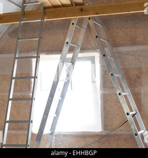 All'interno della parete di isolamento in casa di legno, edificio in costruzione Foto Stock